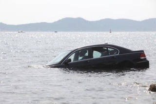 Novi, skupi BMW parkirao u more