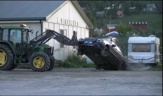 Krađu auta zaustavio traktorom!
