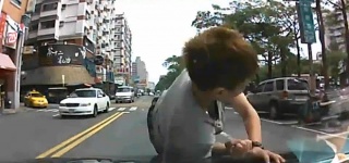Pogledajte kako pješakinja pokušava lažirati prometnu nesreću