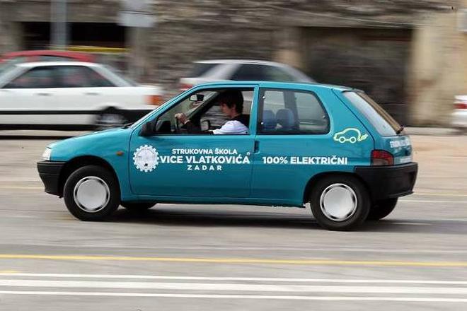 Zadarski srednjoškolci izradili električni Peugeot 106