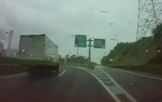 Kamion presjekao put autu – da bi ga spasio od sudara!