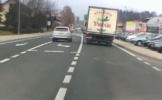Ova vozačica je opasnost na cesti!