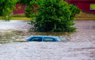 Što učiniti s poplavljenim automobilom