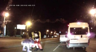 Mickey Mouse i ekipa istukli vozača u bizarnom incidentu na cesti
