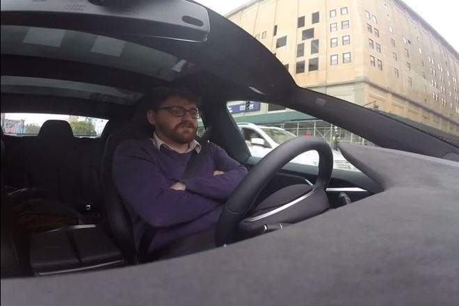 Video: Tesla uvodi opciju autopilota