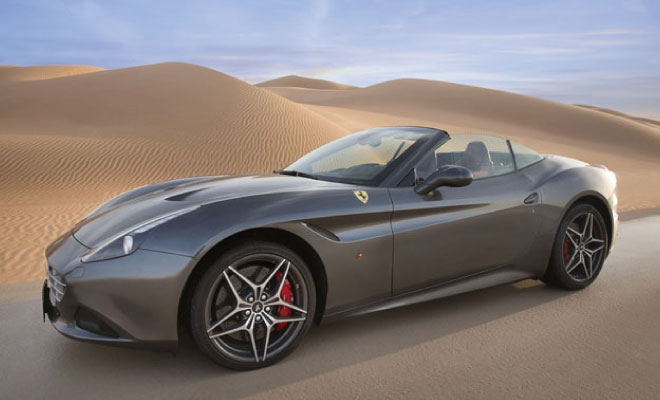 Ferrari u pustinjskom okruženju