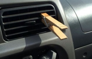 Kako dobro! Zašto staviti drvenu kvačicu na otvor za ventilaciju u autu?