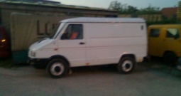 Iveco Daily 35.8 V s termo izolaciom (Rezervni djelovi limarije i mehanike)