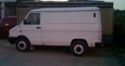 Iveco Daily 35.8 V s termo izolaciom (Rezervni djelovi limarije i mehanike)