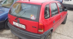 Opel Corsa 5 vrata (rezervni dijelovi limarije i mehanike)