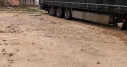 Tegljač volvo 520 s poluprikolicom schmitz ili bez