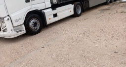 Tegljač volvo 520 s poluprikolicom schmitz ili bez