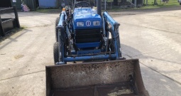 Traktor New Holland  + dodaci