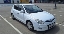 Hyundai i30,  sa 4 ljetne i 4 zimske gume, th