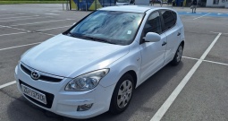 Hyundai i30,  sa 4 ljetne i 4 zimske gume, th