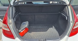 Hyundai i30,  sa 4 ljetne i 4 zimske gume, th