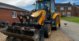 2022 JCB 3CX backhoe loader