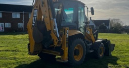 2022 JCB 3CX backhoe loader