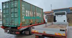 Kamion sa dizalicom za prijevoz strojeva