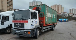 Kamion sa dizalicom za prijevoz strojeva