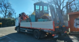 Kamion sa dizalicom za prijevoz strojeva