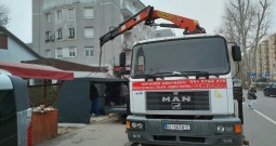 Kamion sa dizalicom za prijevoz strojeva