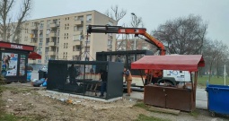 Kamion sa dizalicom za prijevoz strojeva