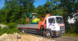 Kamion sa dizalicom za prijevoz strojeva