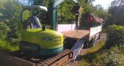 Kamion sa dizalicom za prijevoz strojeva