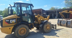 Utovarivač Cat 906. Korpa 1 m3. Godina 2009