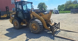 Utovarivač Cat 906. Korpa 1 m3. Godina 2009