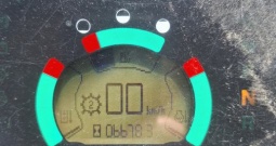 Utovarivač Cat 906. Korpa 1 m3. Godina 2009