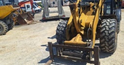 Utovarivač Cat 906. Korpa 1 m3. Godina 2009