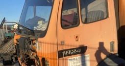 MB 1824 kabina sa vratima