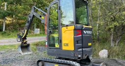 2020 Bager Volvo EC20E + transportna prikolica