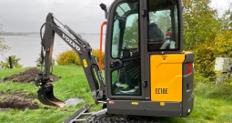 2022 Bager Volvo EC18E + transportna prikolica