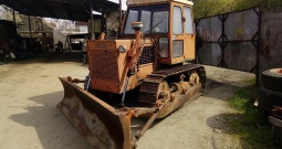 Buldožer tg 100, treba ga sastaviti, imam sve dijelove. Cijena je promjenjiva