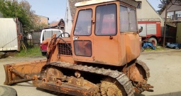 Buldožer tg 100, treba ga sastaviti, imam sve dijelove. Cijena je promjenjiva