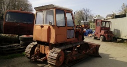 Buldožer tg 100, treba ga sastaviti, imam sve dijelove. Cijena je promjenjiva