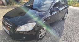 Prodajem kia ceed 1.6 u odličnom stanju za svoje godine.