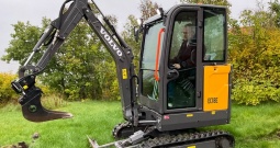 2022 Bager Volvo EC18E + transportna prikolica