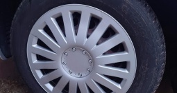 Hyundai accent 1. 4l 2009 nove gume veliki servis klima servo abs