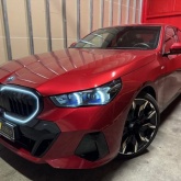 Ima sve ! BMW 550e M 489ks-4x4++Zaokretni zadnji kotaci-2025 proč opiis