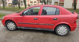 Opel Astru 1.4 iz 2008. godine, uredno održavanu i friško servisiranu.