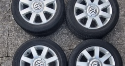 VW Touran 1.6 TDI MATCH | 185.712 km | Garažiran | 2 seta kotača