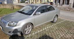 Prodaje se Toyota Avensis 2.2 motor