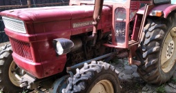 Traktor univerzal 445 dt