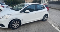 Prodajem Peugeot 208 u odličnom stanju.