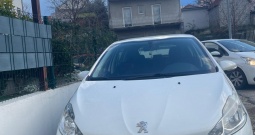 Prodajem Peugeot 208 u odličnom stanju.