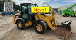 Caterpillar 906H (2015) – Kompaktni kotačni utovarivač 0,9 m³ | 4459 radnih sati